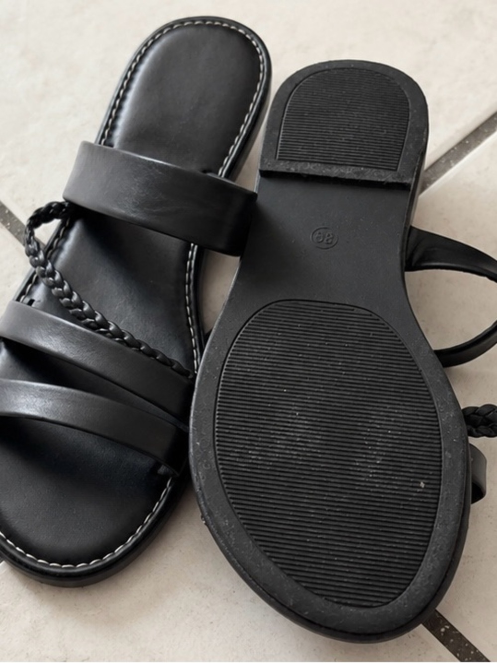 Women’s Black Strappy Slide Sandals Size 7 Trendy Comfortable Flats - Picture 2 of 2